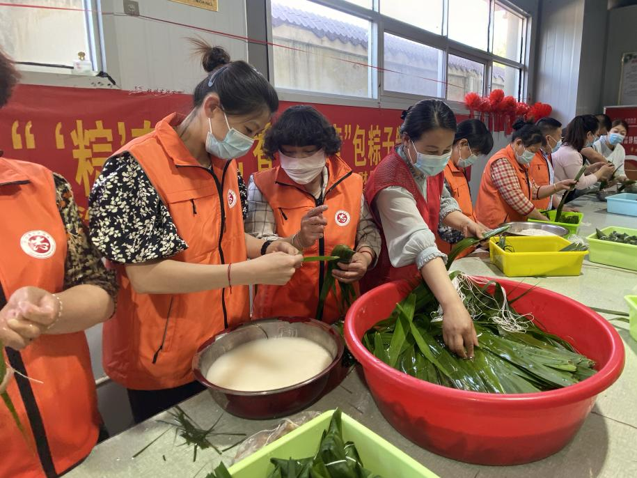 青口供電所黨支部聯(lián)合生產(chǎn)生活服務中心分會、黃沙坨社區(qū)，共同舉辦“悠悠艾草香 濃濃端午情”系列活動。.png